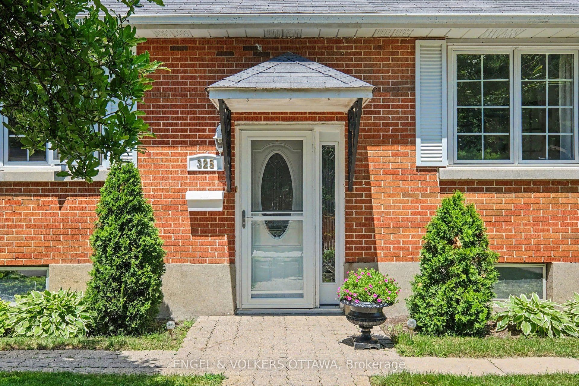 325 Summit Avenue, Alta Vista and Area, ON K1H 5Z7