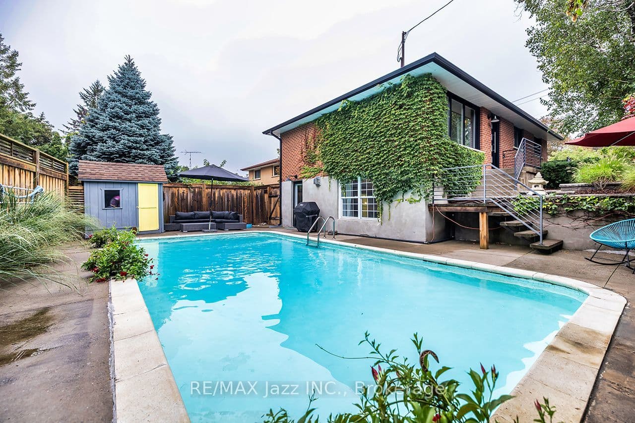 1085 Willowdale Avenue, Oshawa, ON L1H 1W7