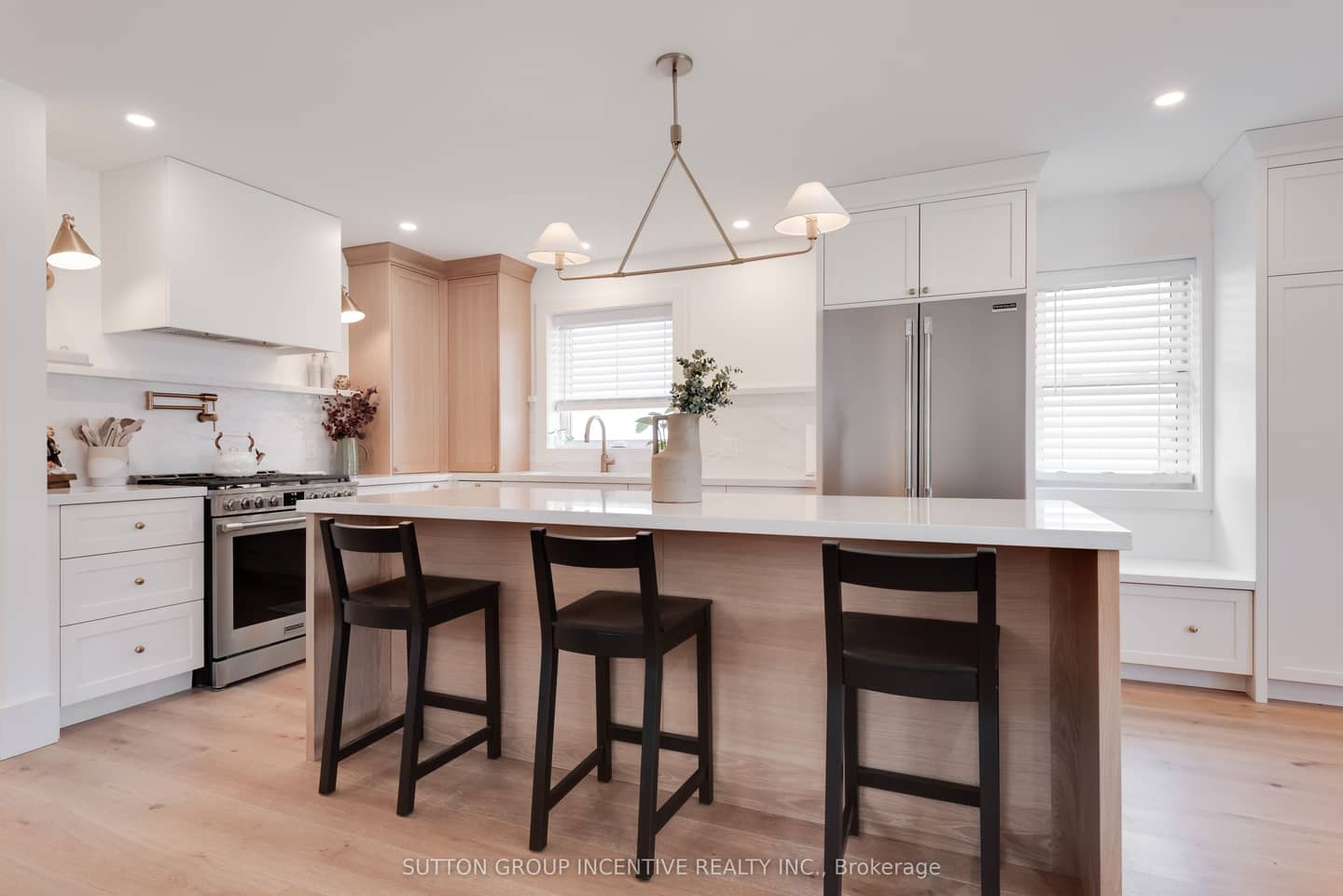 16 Robindale Avenue, Toronto, ON M8W 4A9