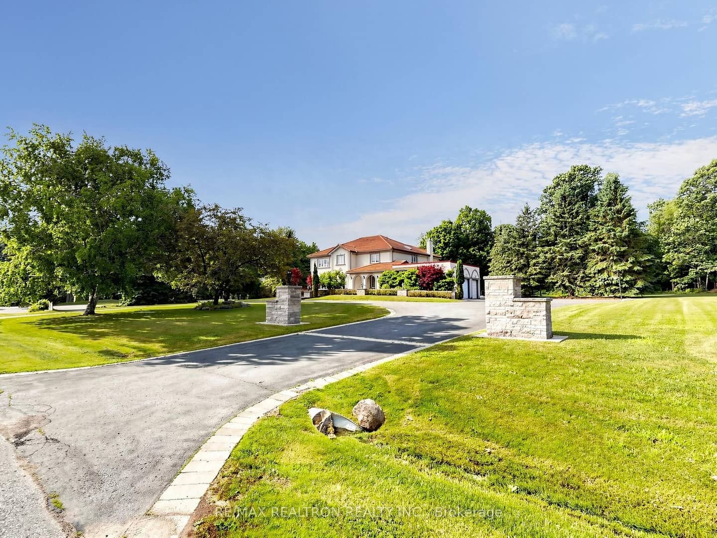 10 Bunting Court, Ajax, ON L1T 3S5