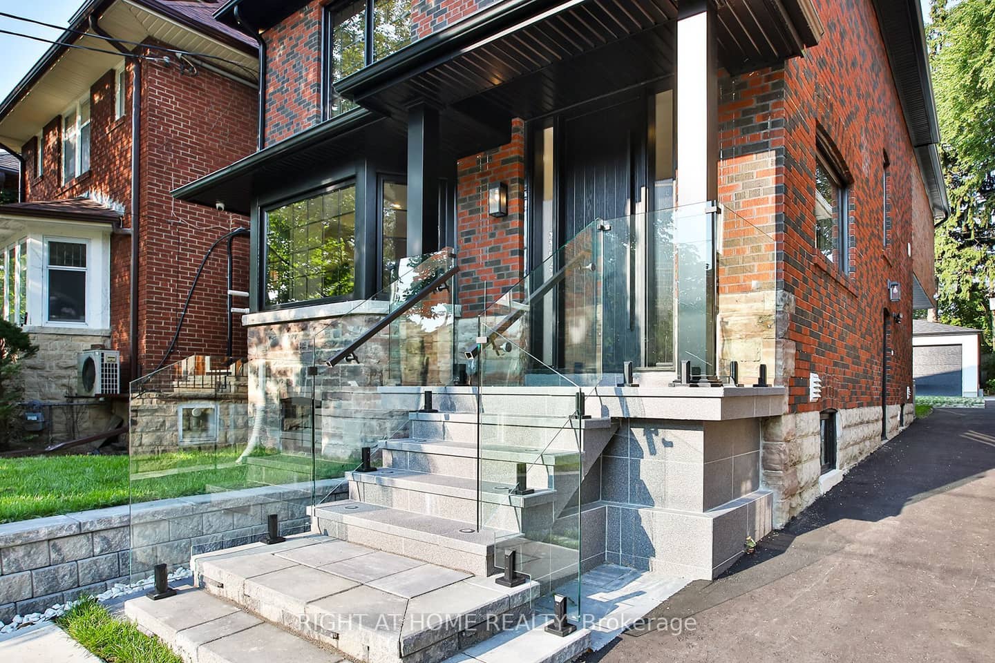 106 Eastbourne Avenue, Toronto, ON M5P 2G3