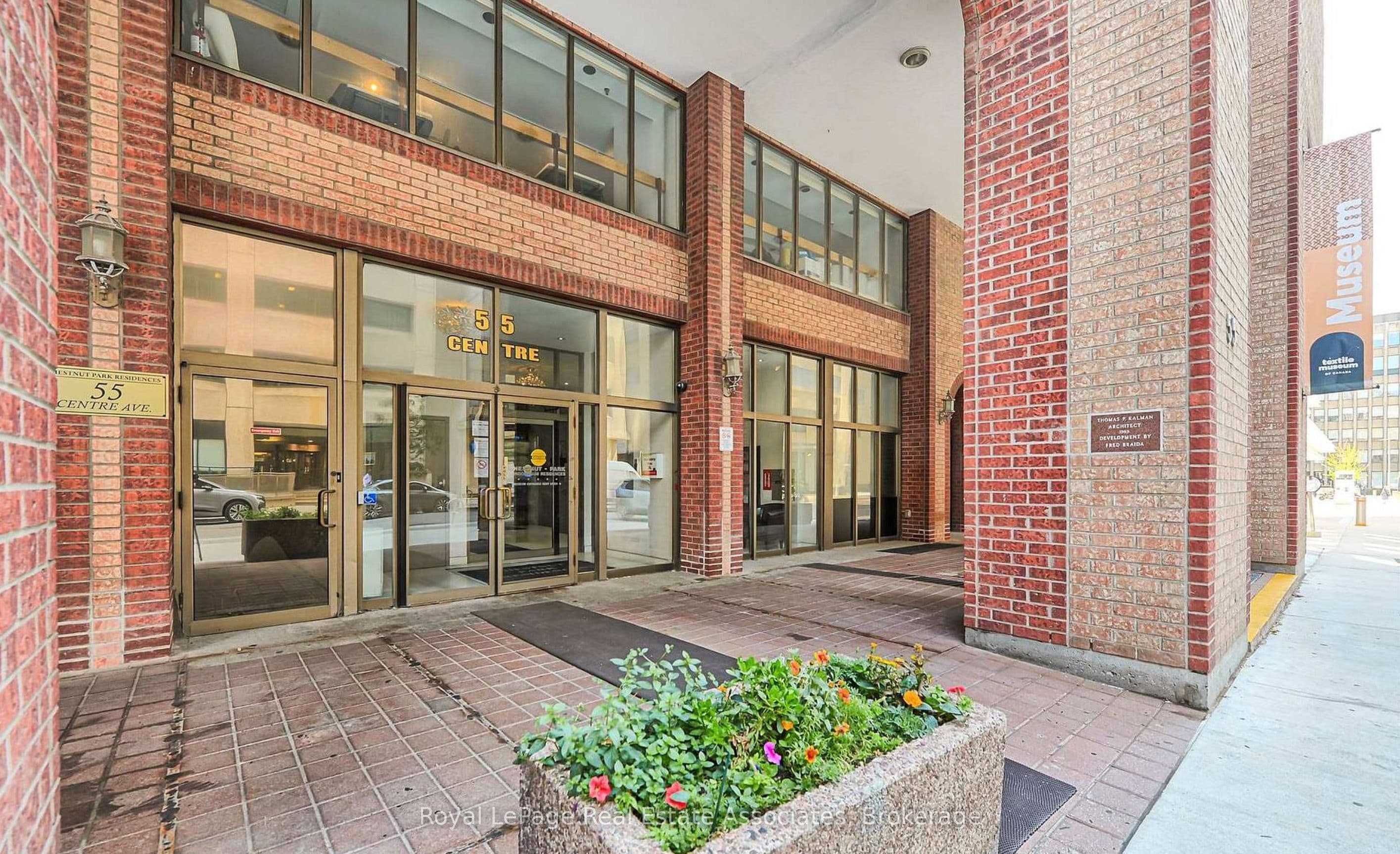 55 Centre Avenue 1805, Toronto, ON M5G 1R4