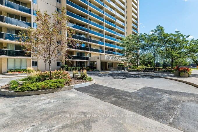 812 Burnhamthorpe Road 1102, Toronto, ON M9C 4W1