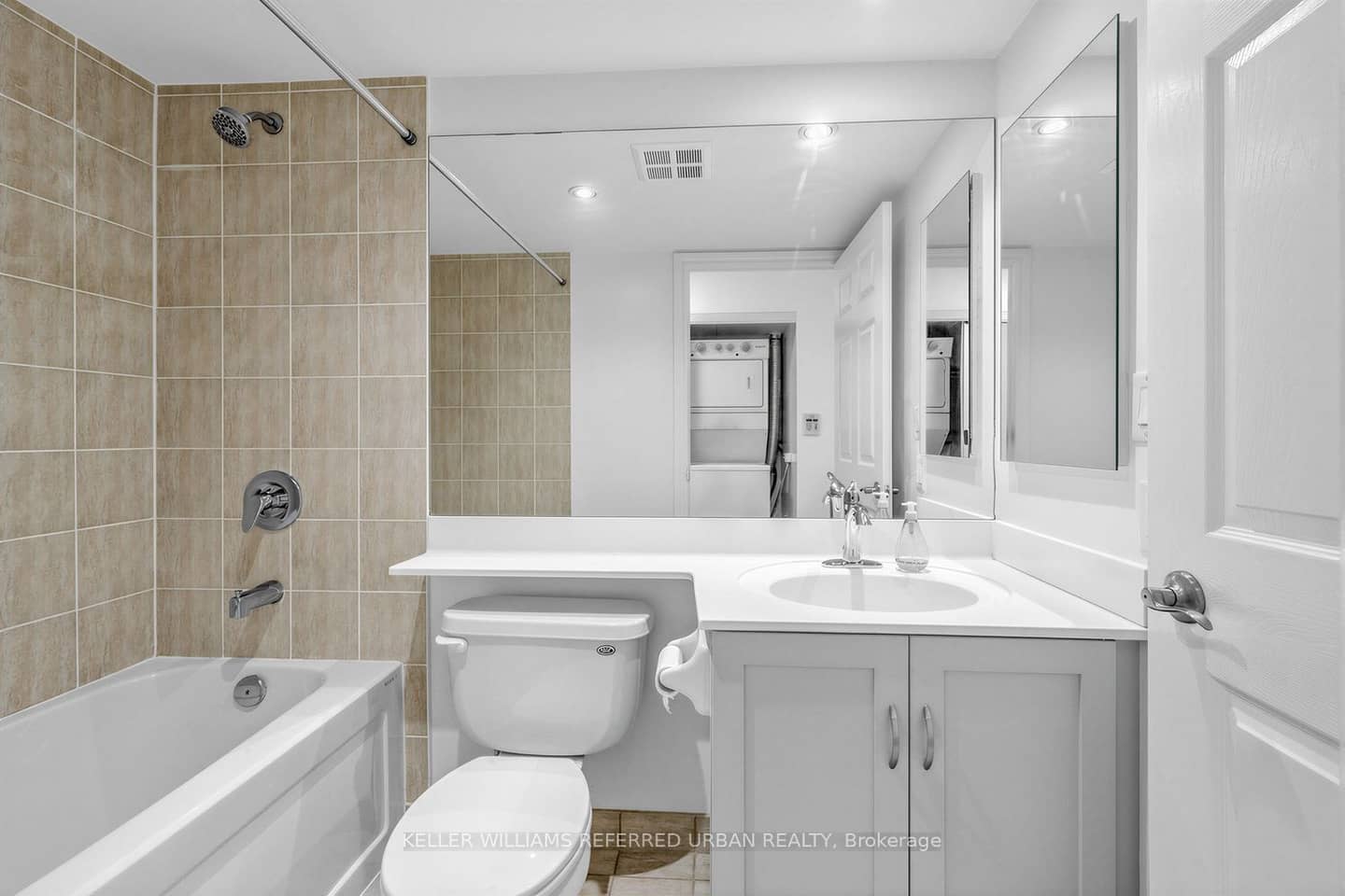 250 Wellington Street W 1436, Toronto, ON M5V 3P6