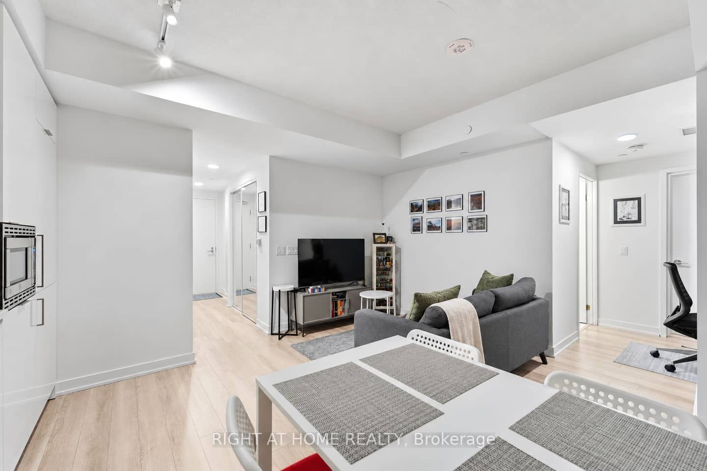 238 Simcoe Street 803, Toronto, ON M5T 0E2