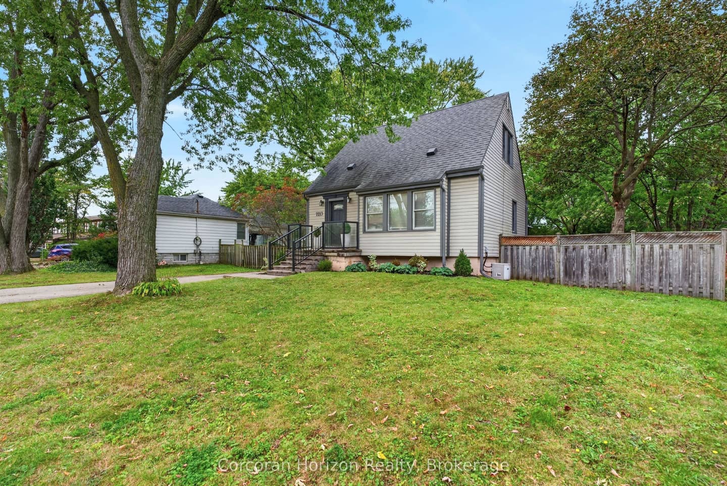 2223 Glenwood School Drive, Burlington, ON L7R 3R4
