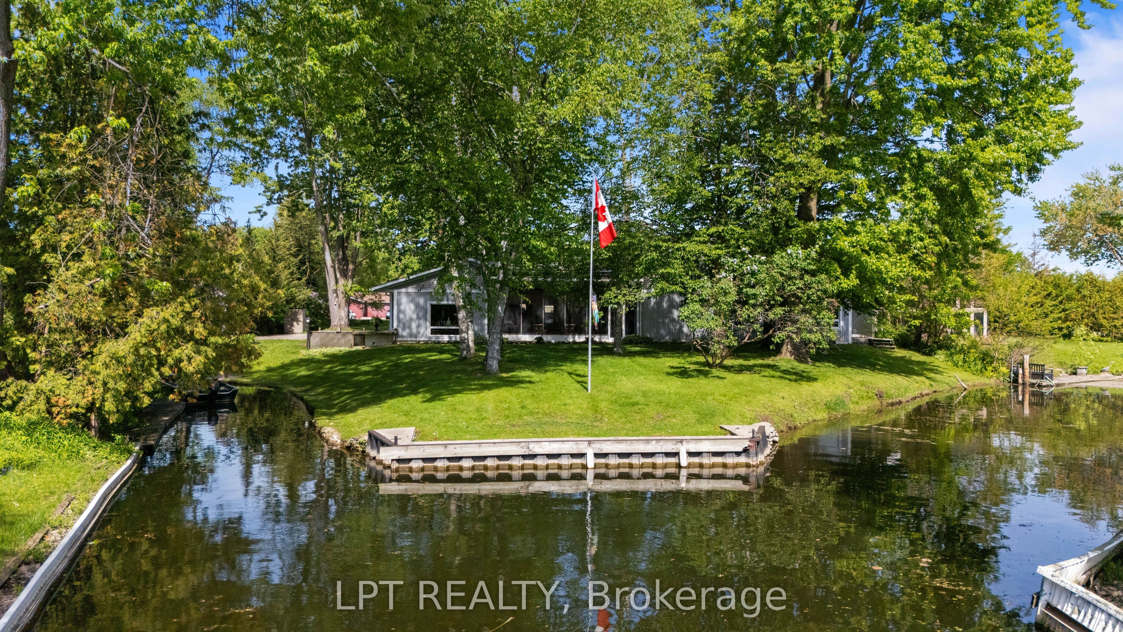 204 The Queensway S, Georgina, ON L4P 2A6