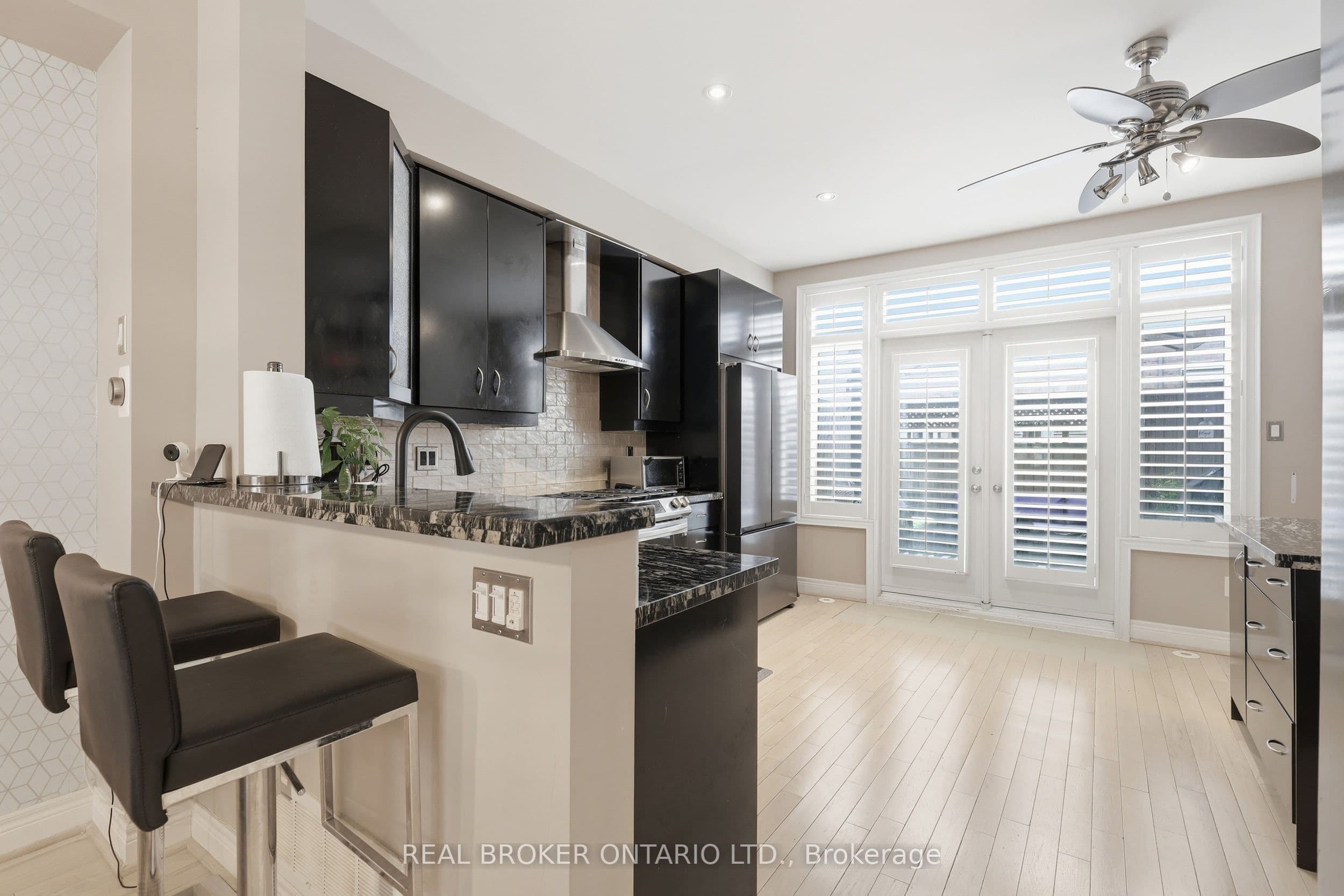 39 Lobo Mews, Toronto, ON M8Z 0B2