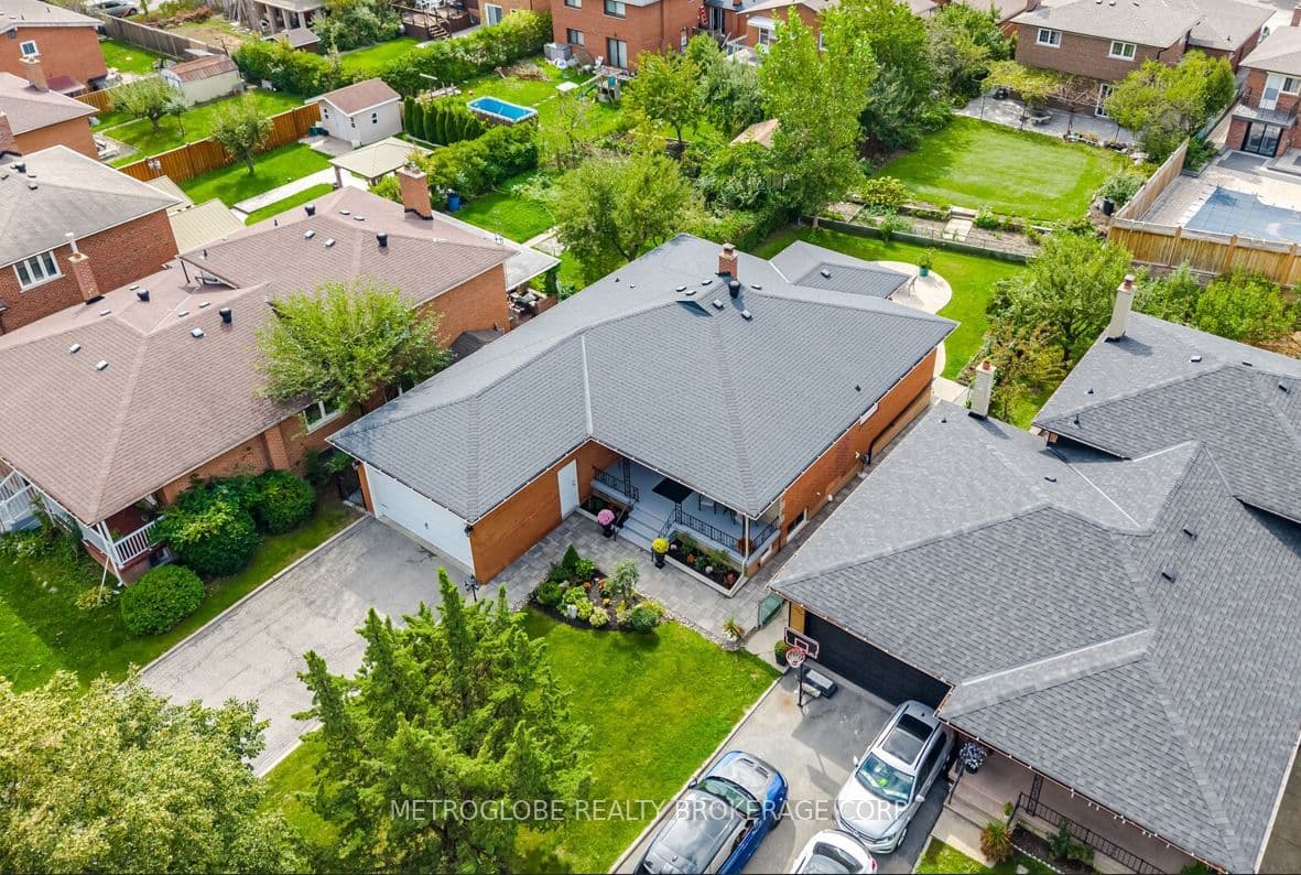28 Eldorado Court, Toronto, ON M3J 1X1