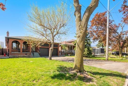 19 Hamer Boulevard, Toronto, ON M9R 4A8