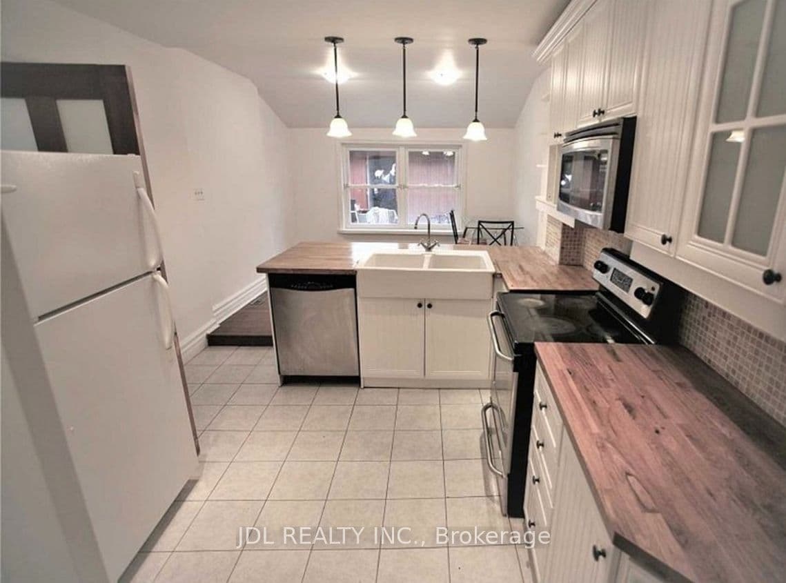 298 Robert St Street One Bedroom Main Floor, Toronto, ON M5S 2K8