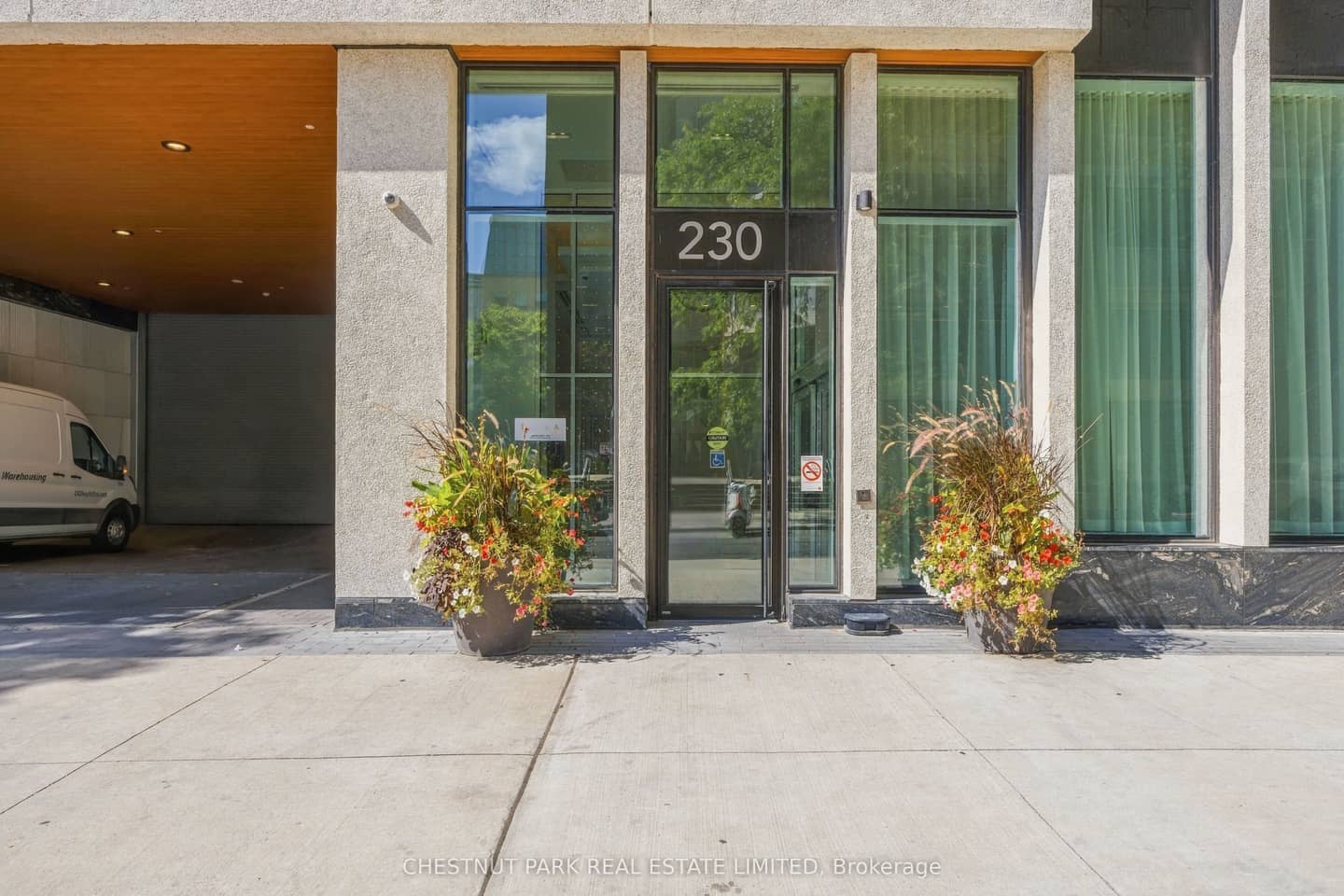 230 Simcoe Street 625, Toronto, ON M5T 1T4
