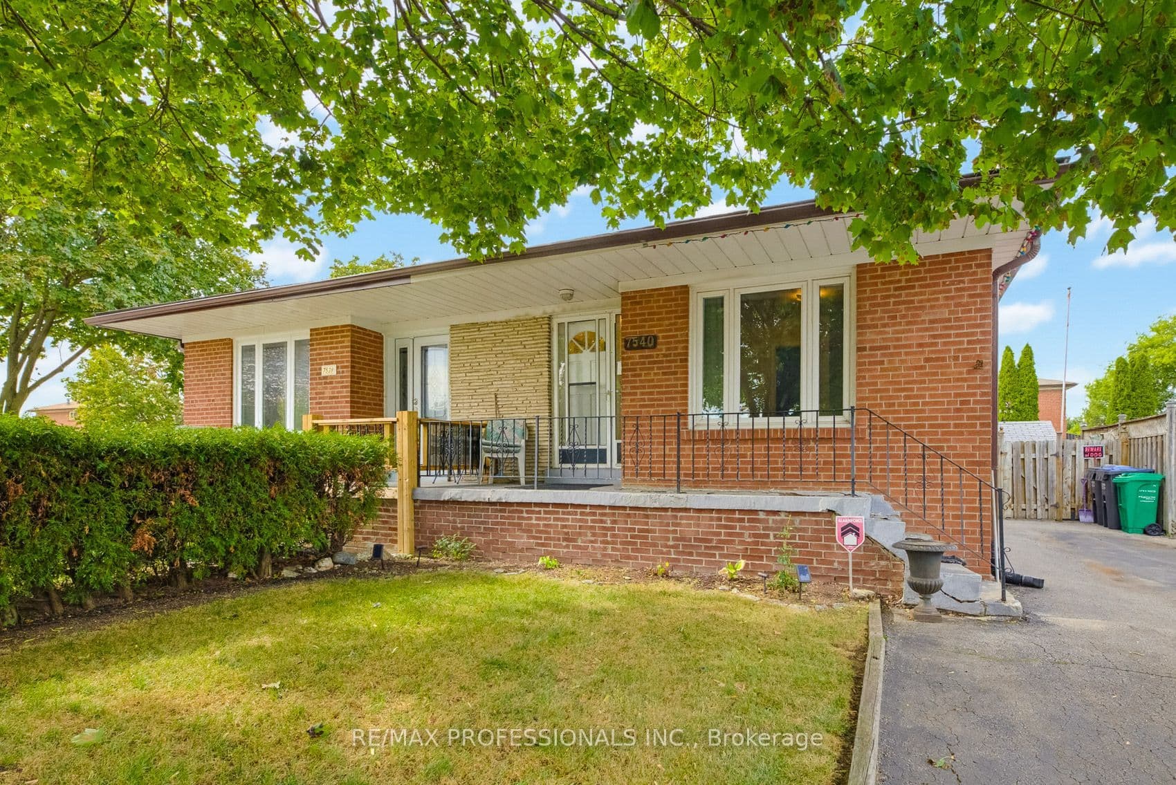 7540 Darcel Avenue, Mississauga, ON L4T 2X9
