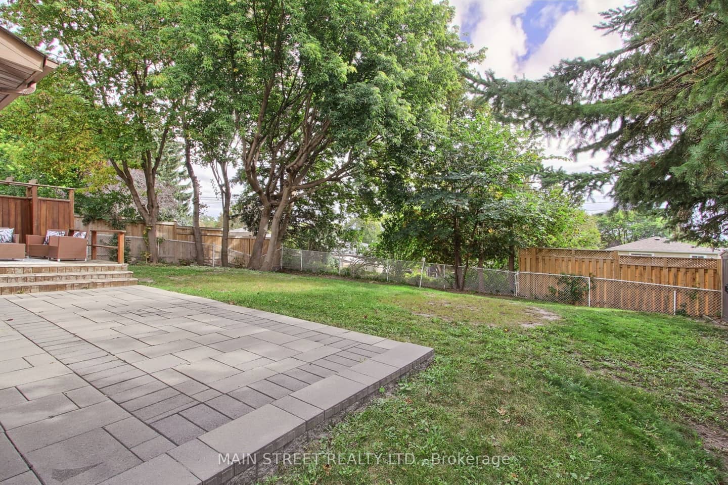 850 Arnold Crescent, Newmarket, ON L3Y 2E2