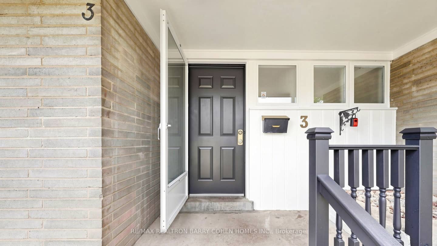 3 Greengate Road, Toronto, ON M3B 1E7