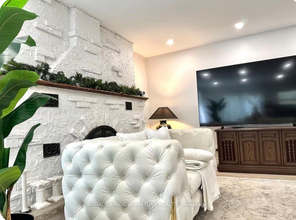 1119 Rebecca Street, Oakville, ON L6L 1Y6