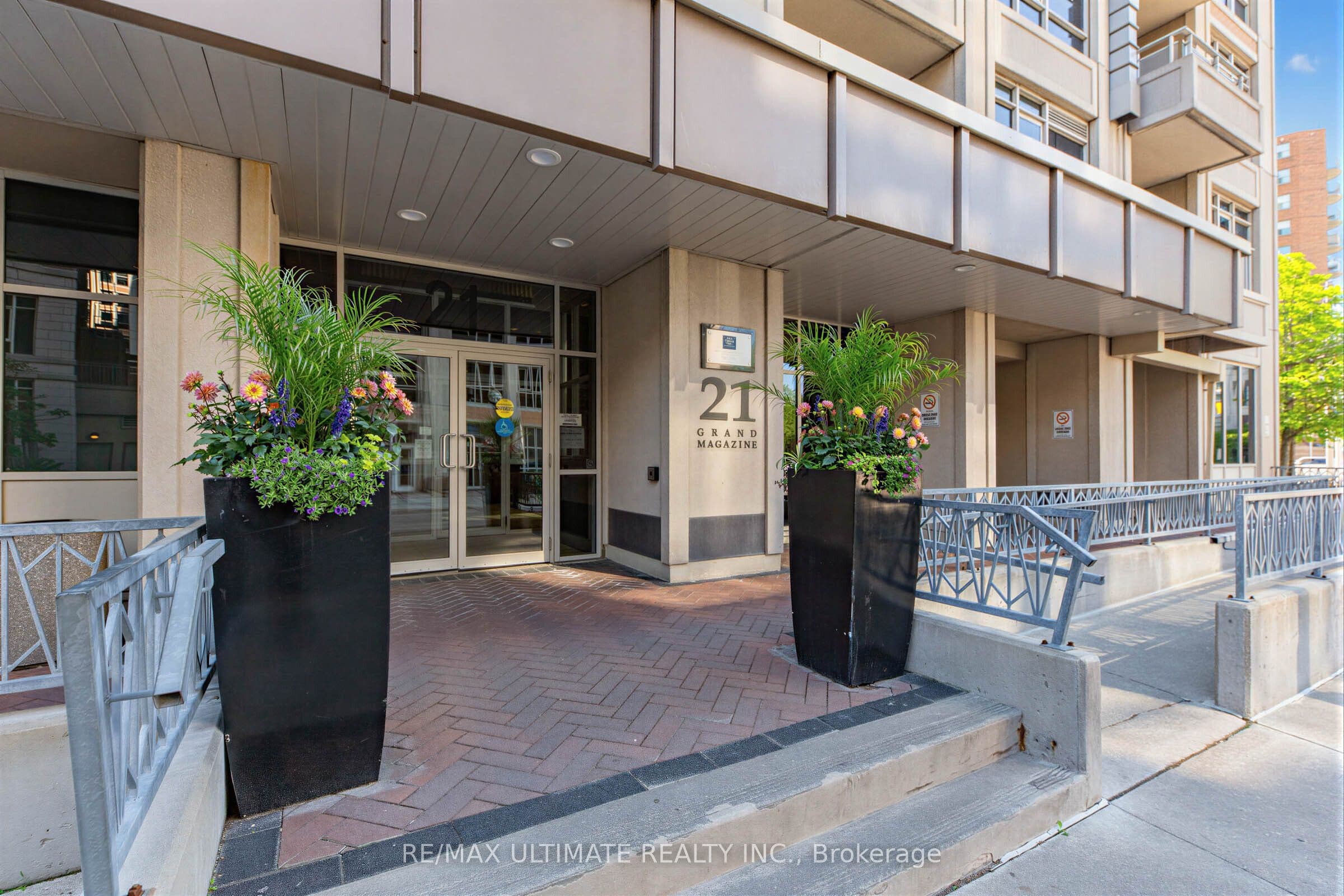 21 Grand Magazine Street 2301, Toronto, ON M5V 1B5