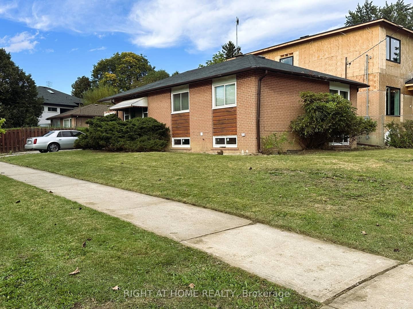 19 Upminster Crescent, Toronto, ON M9B 5W1