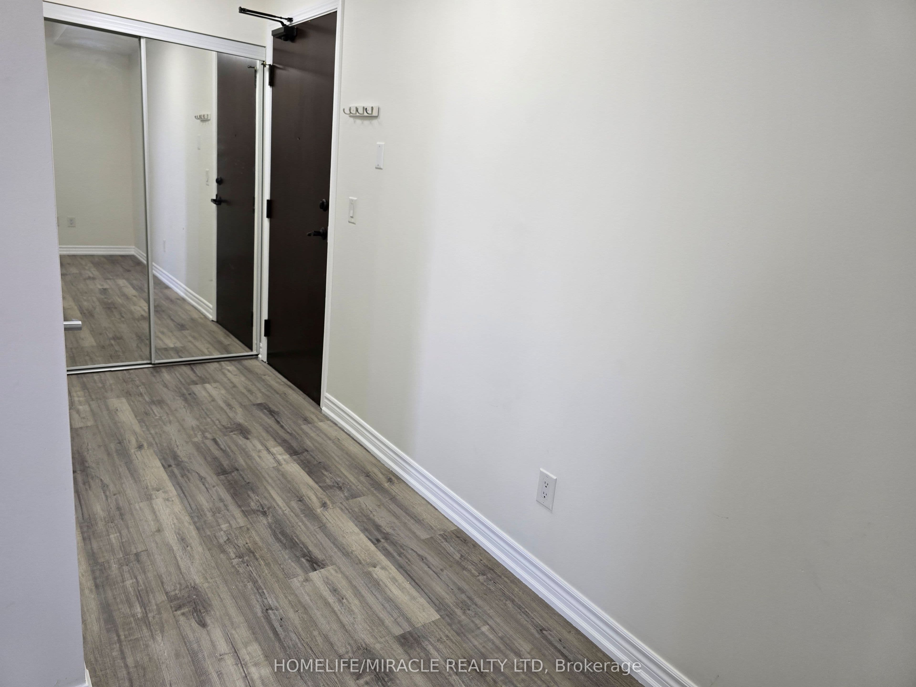 385 Prince Of Wales Drive 1002, Mississauga, ON L5B 0C6