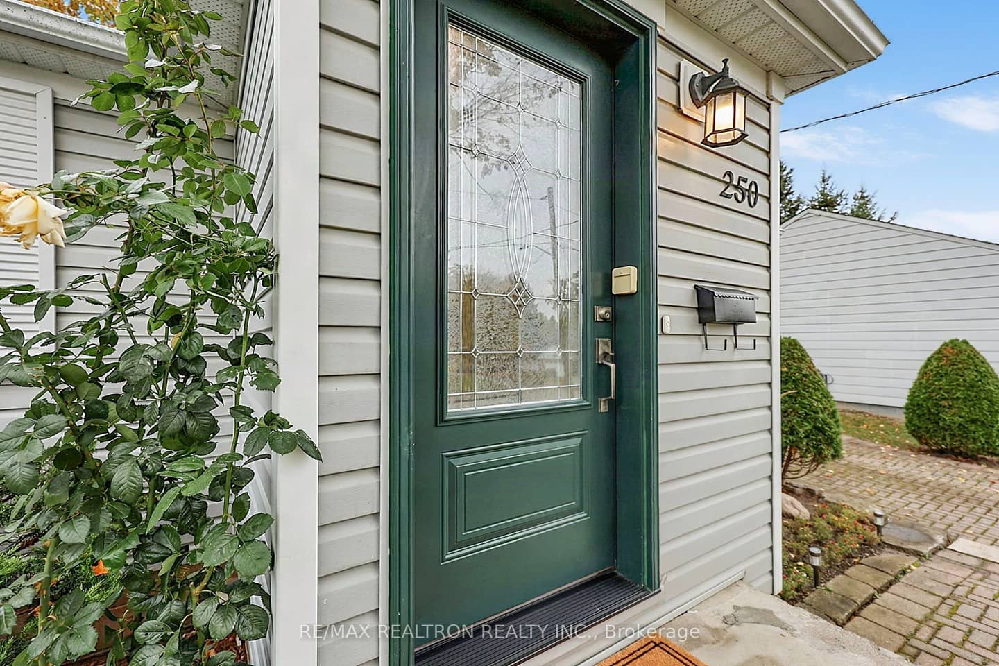 250 Helmer Avenue, Newmarket, ON L3Y 4L9
