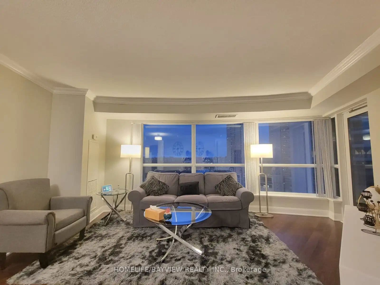 135 village green Square 1823, Toronto, ON M1S 0G4