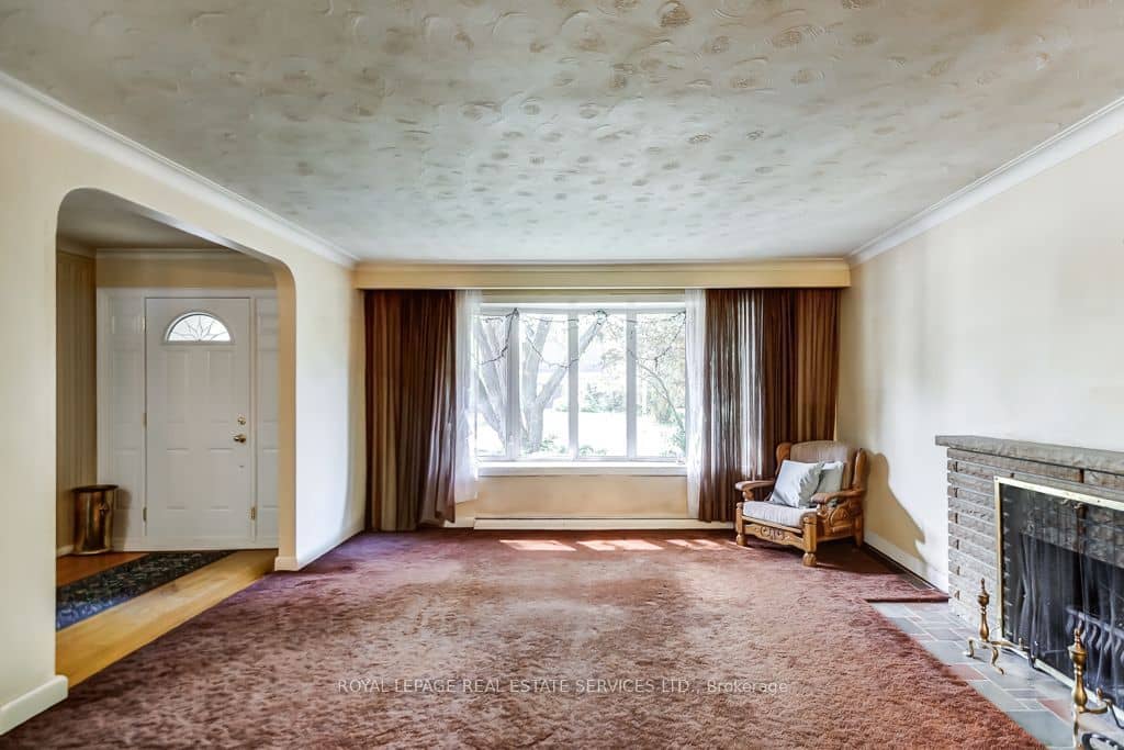1463 Garnet Avenue, Mississauga, ON L5G 4C5