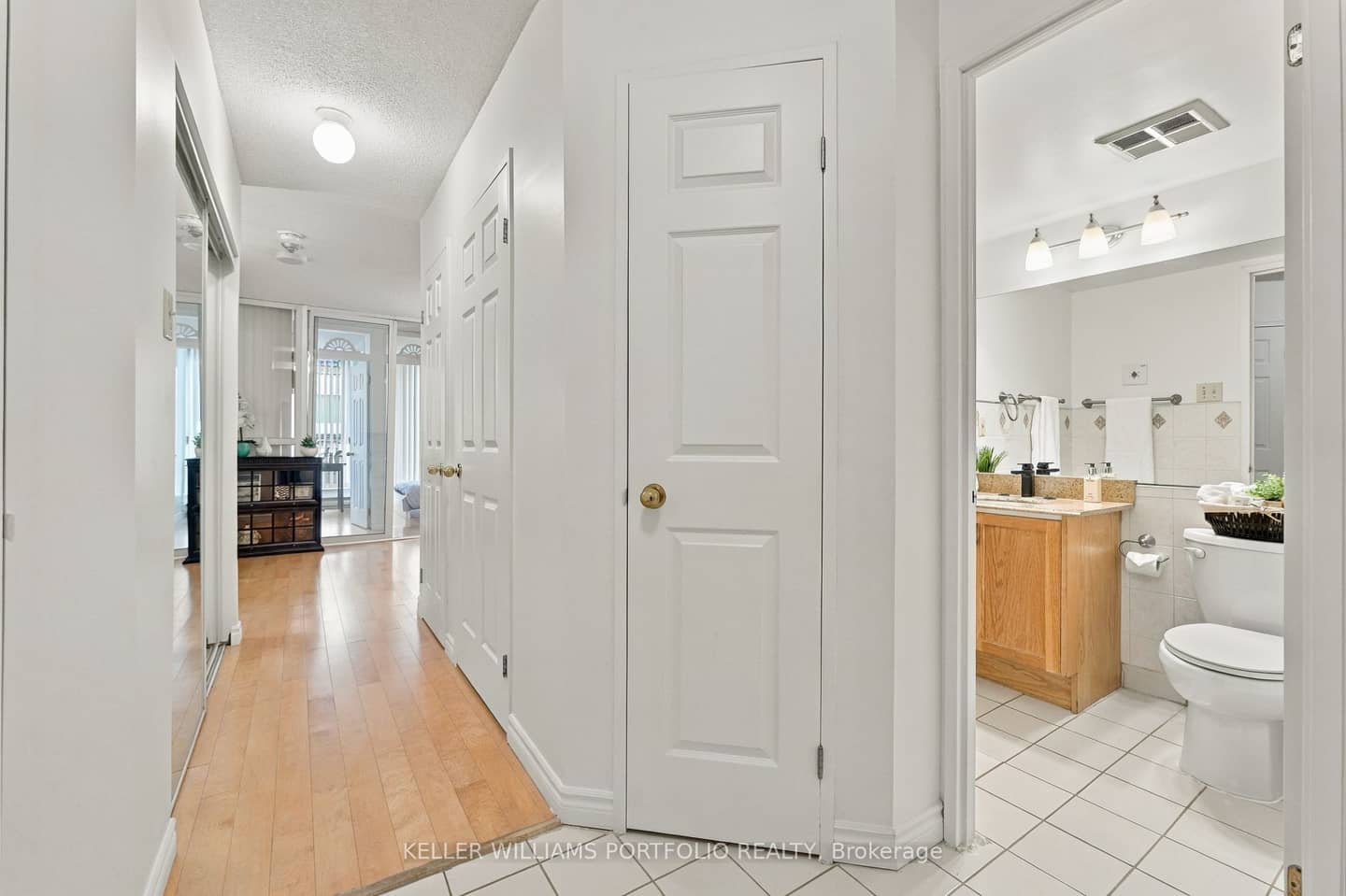 55 Centre Avenue 2304, Toronto, ON M5G 2H5