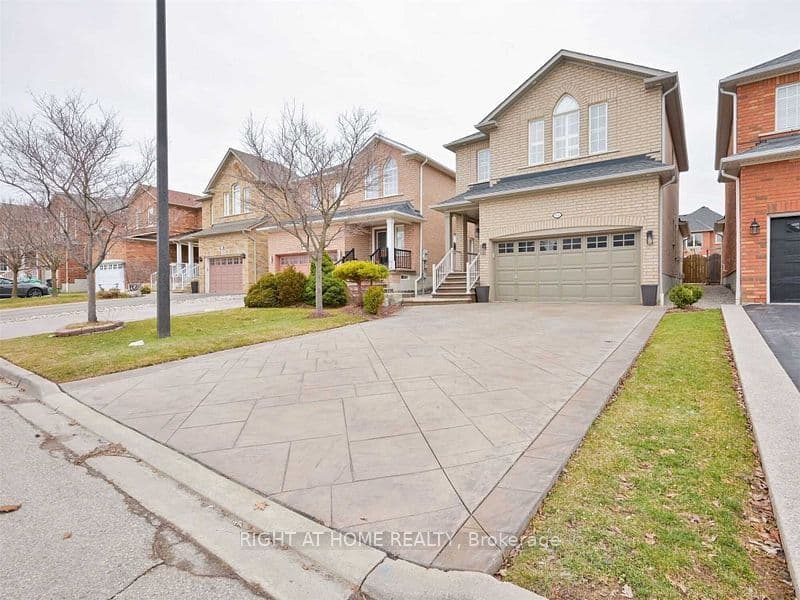 814 Brass Winds Place, Mississauga, ON L5W 1T4