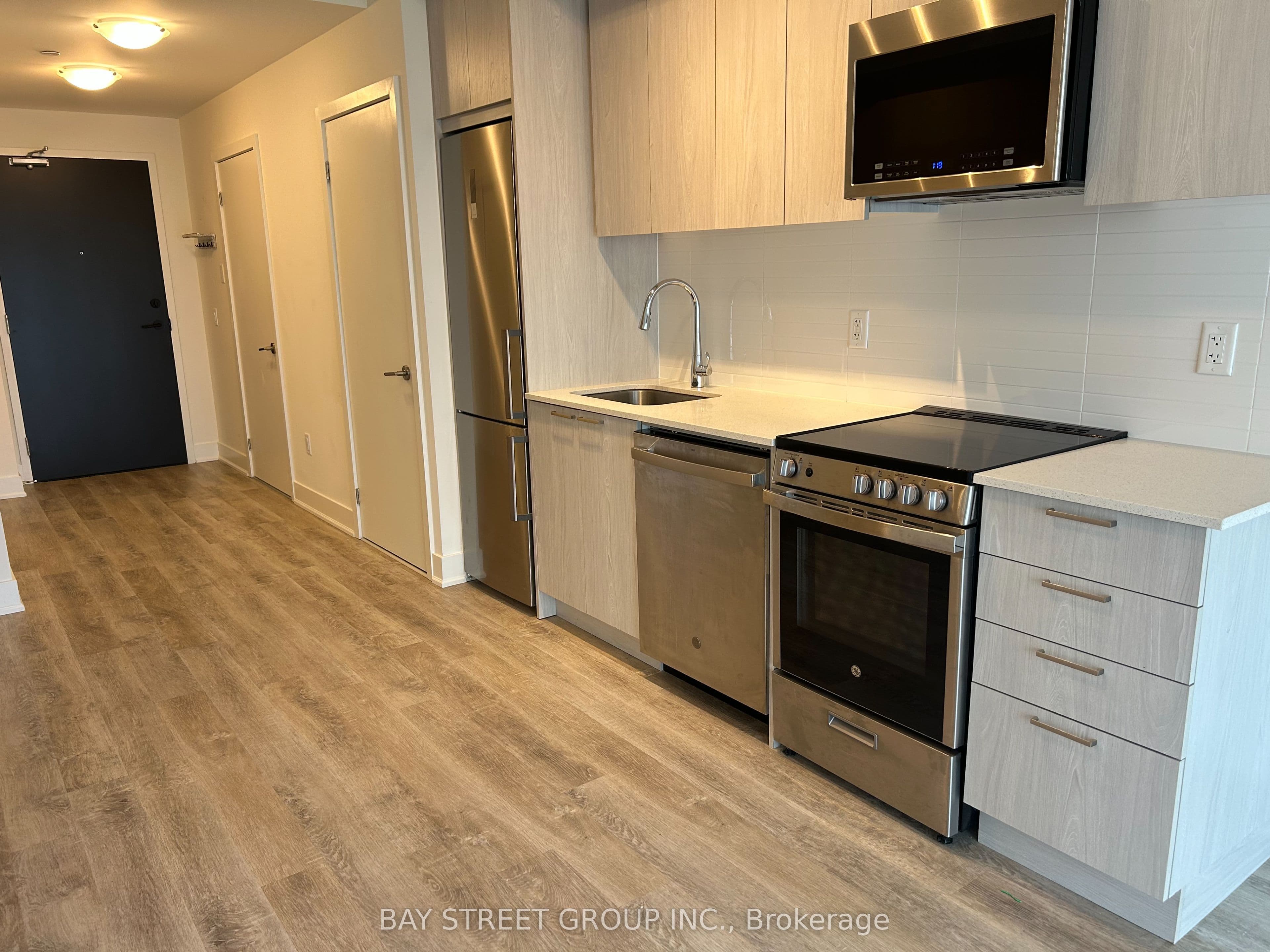 185 Deerfield Drive 612, Newmarket, ON L3Y 0G7