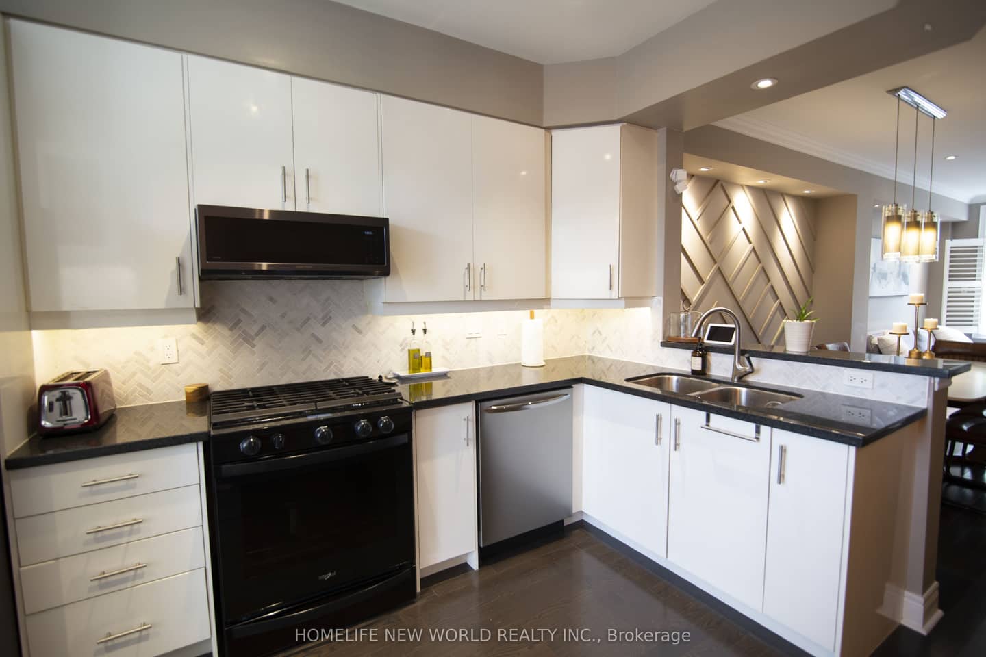 585A Oxford Street, Toronto, ON M8Y 1E6