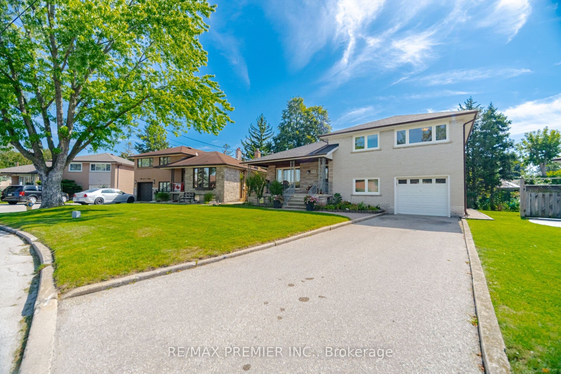 33 Belleglade Court, Toronto, ON M9M 2W3