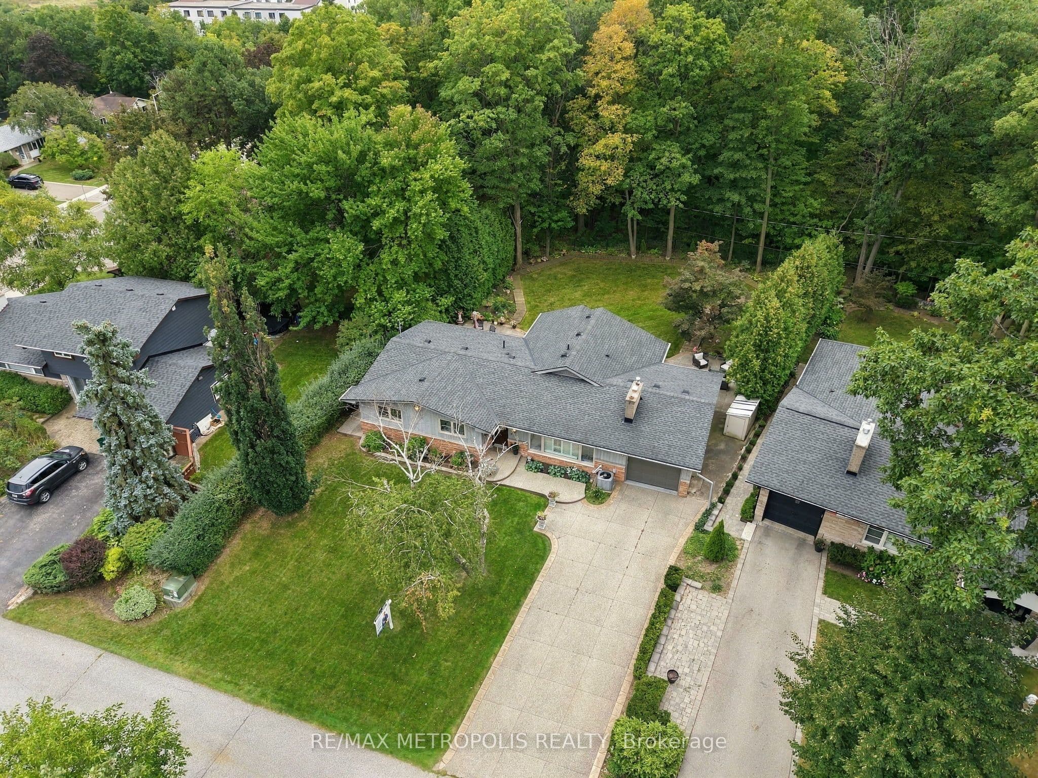 1228 Elgin Crescent, Oakville, ON L6H 2J7