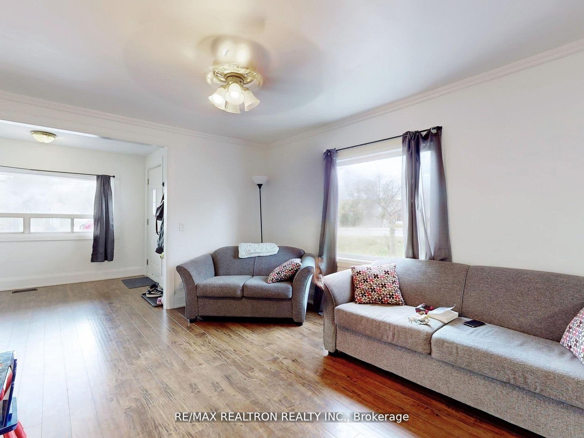 156 The Queensway Street S, Georgina, ON L4P 2A2