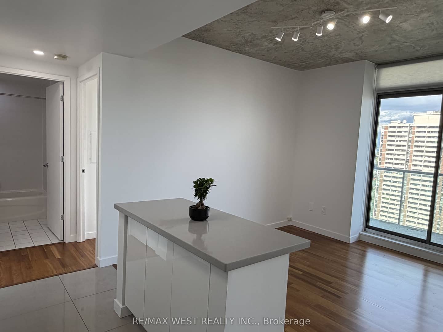 281 Mutual Street 2408, Toronto, ON M4Y 3C4