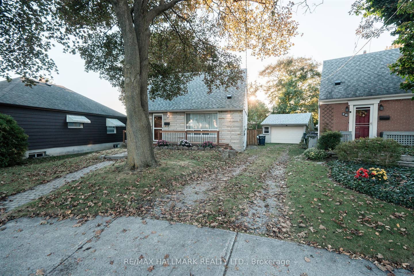 28 Finsbury Crescent, Toronto, ON M8W 2H7