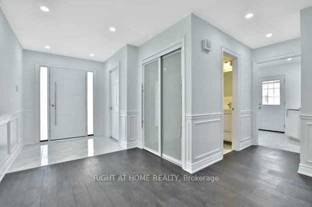 275 River Oaks Boulevard, Oakville, ON L6H 3V2