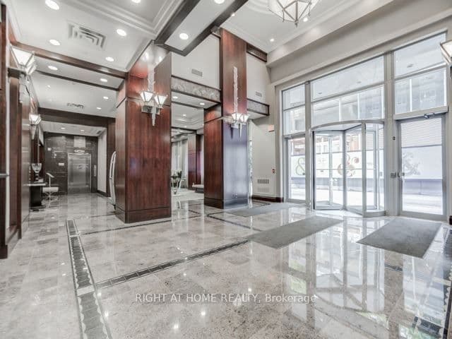 35 Balmuto Street 1810, Toronto, ON M4Y 5W4