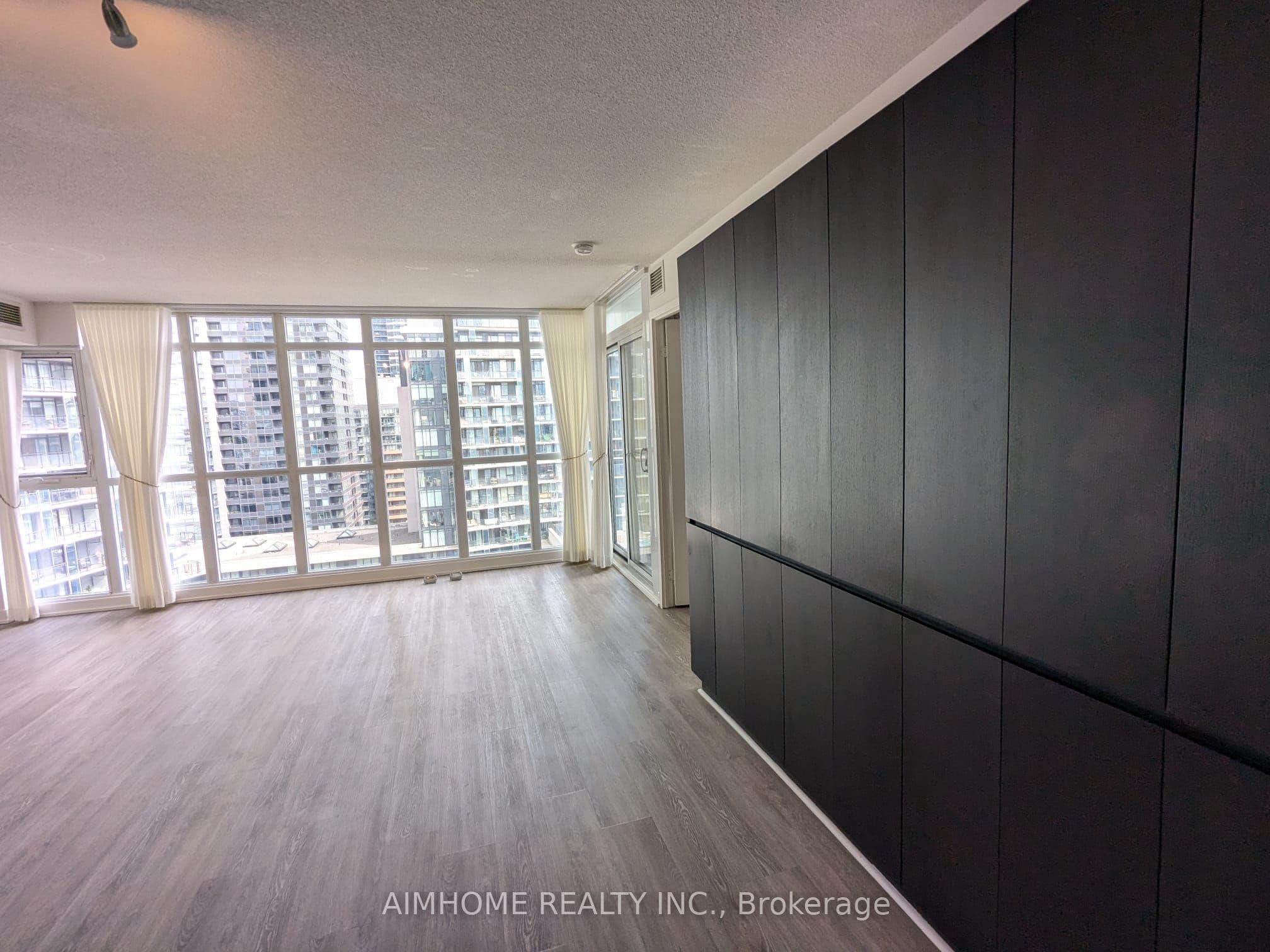 10 Capreol Court 1806, Toronto, ON M5V 4B3