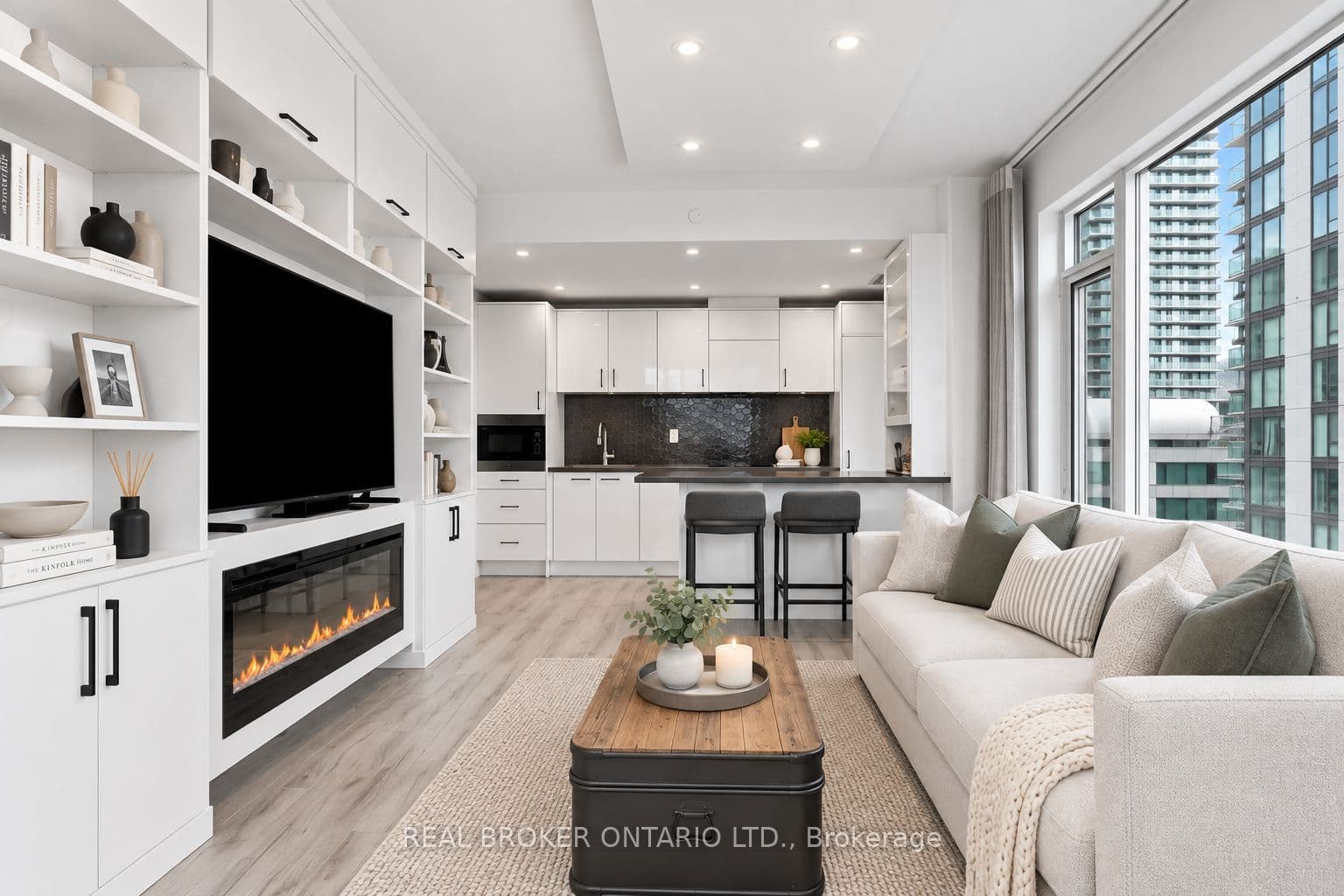 21 Widmer Street 2002, Toronto, ON M5V 0B8