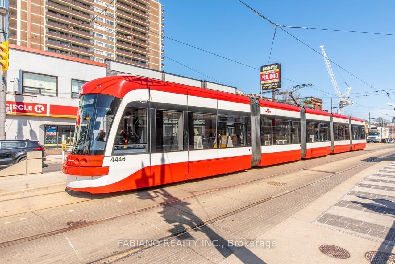 944 St Clair Avenue W, Toronto, ON M6E 2V1