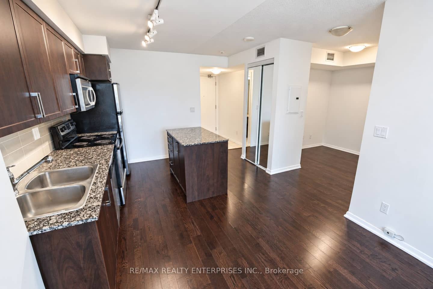 215 Fort York Boulevard 612, Toronto, ON M5V 4A2