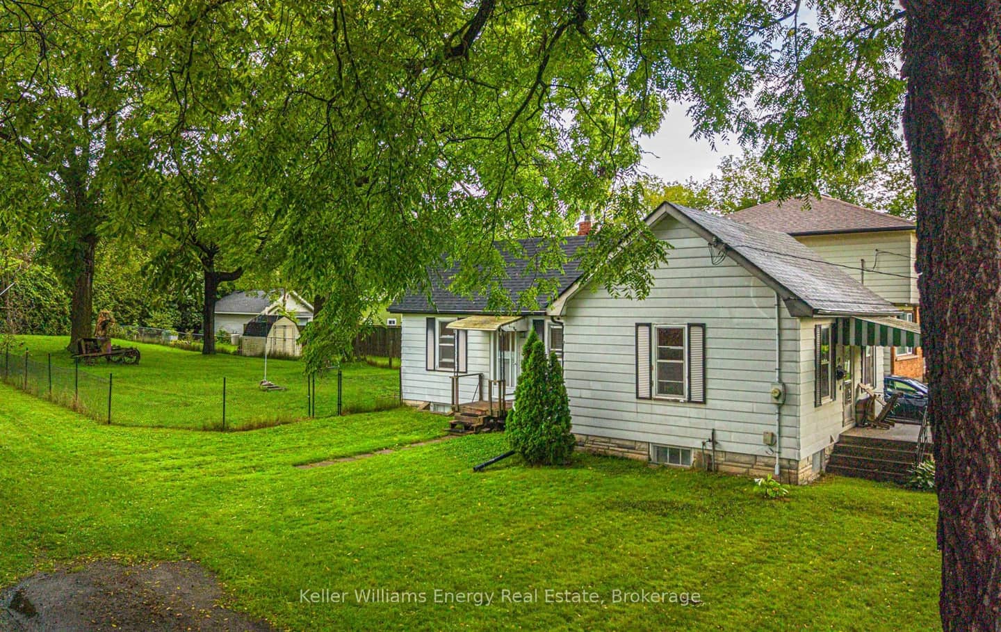 220 Thomas Street, Oshawa, ON L1J 1M1