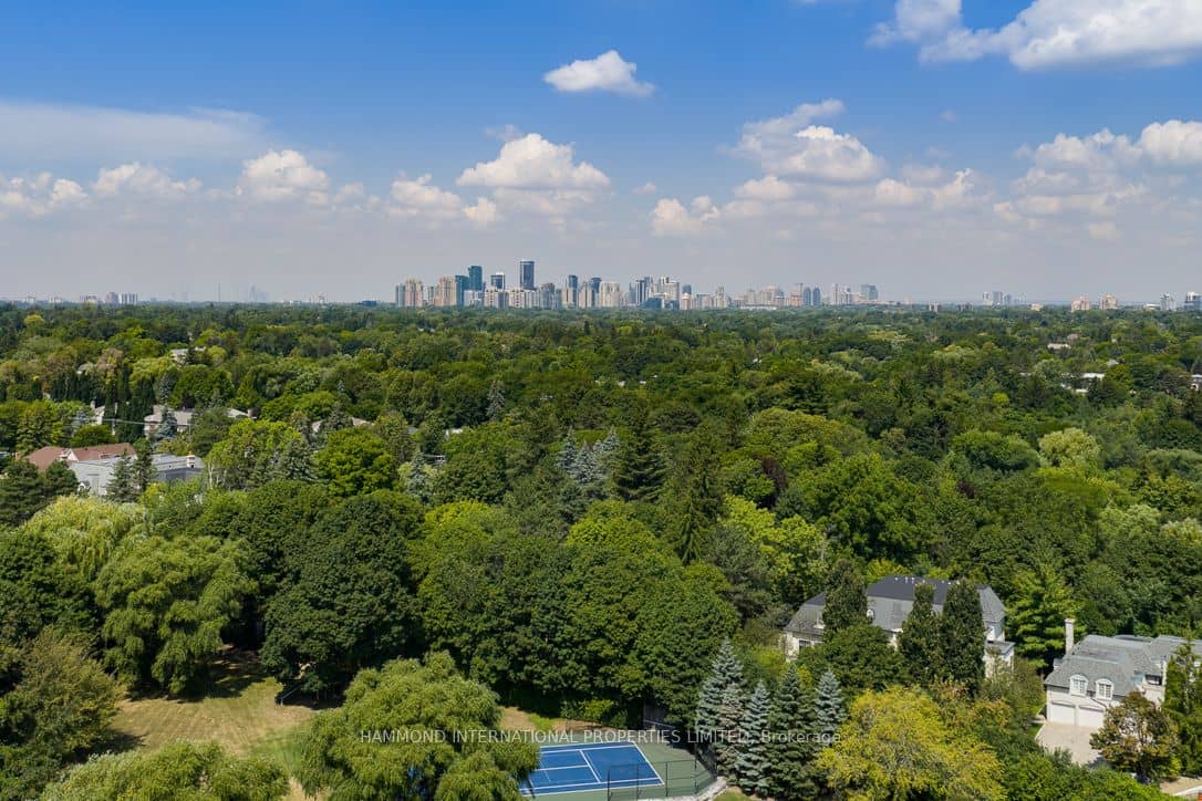 2 Bridle Heath Gate, Toronto, ON M3B 2B4