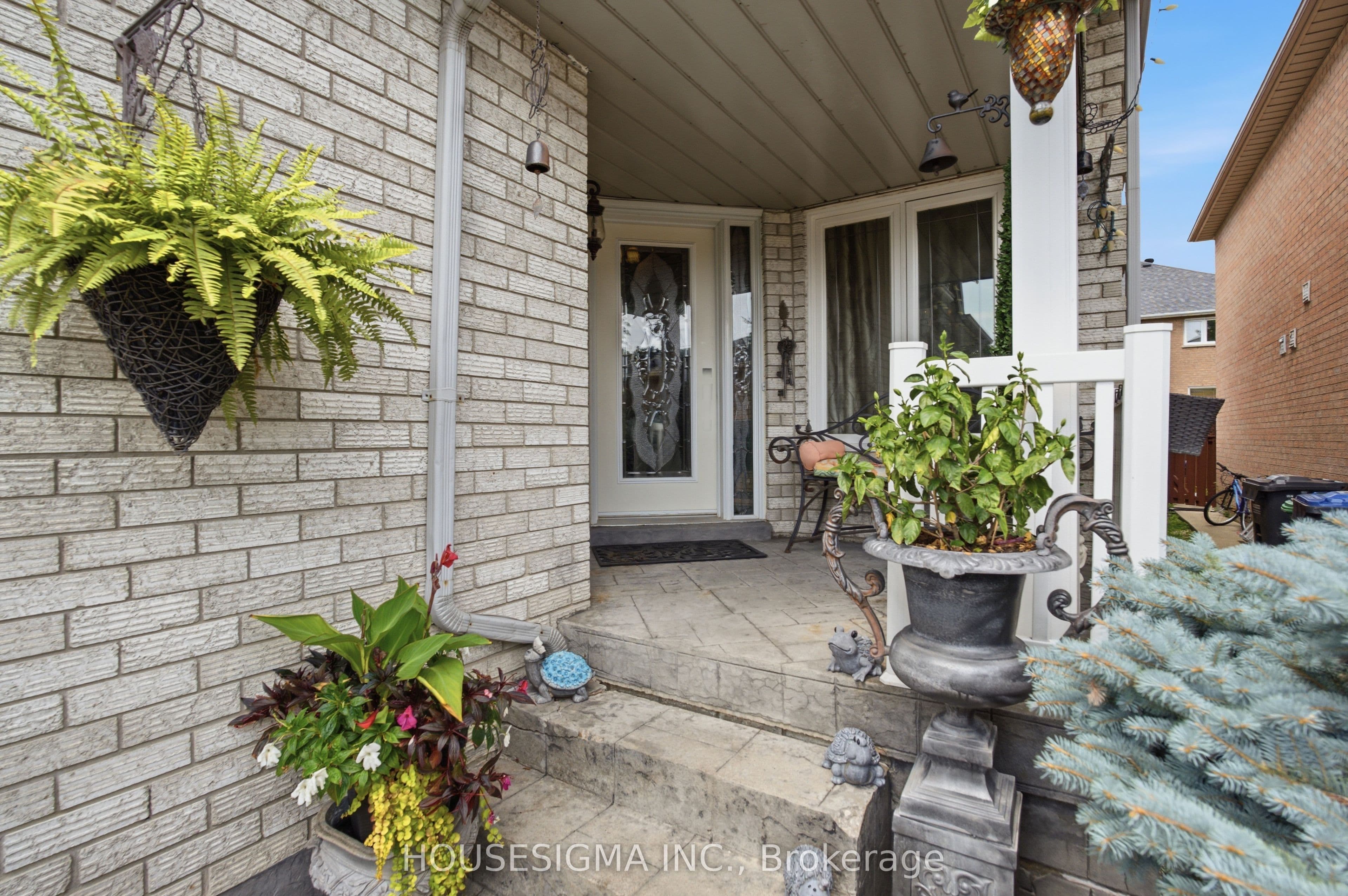902 Applecroft Circle, Mississauga, ON L5V 2A7