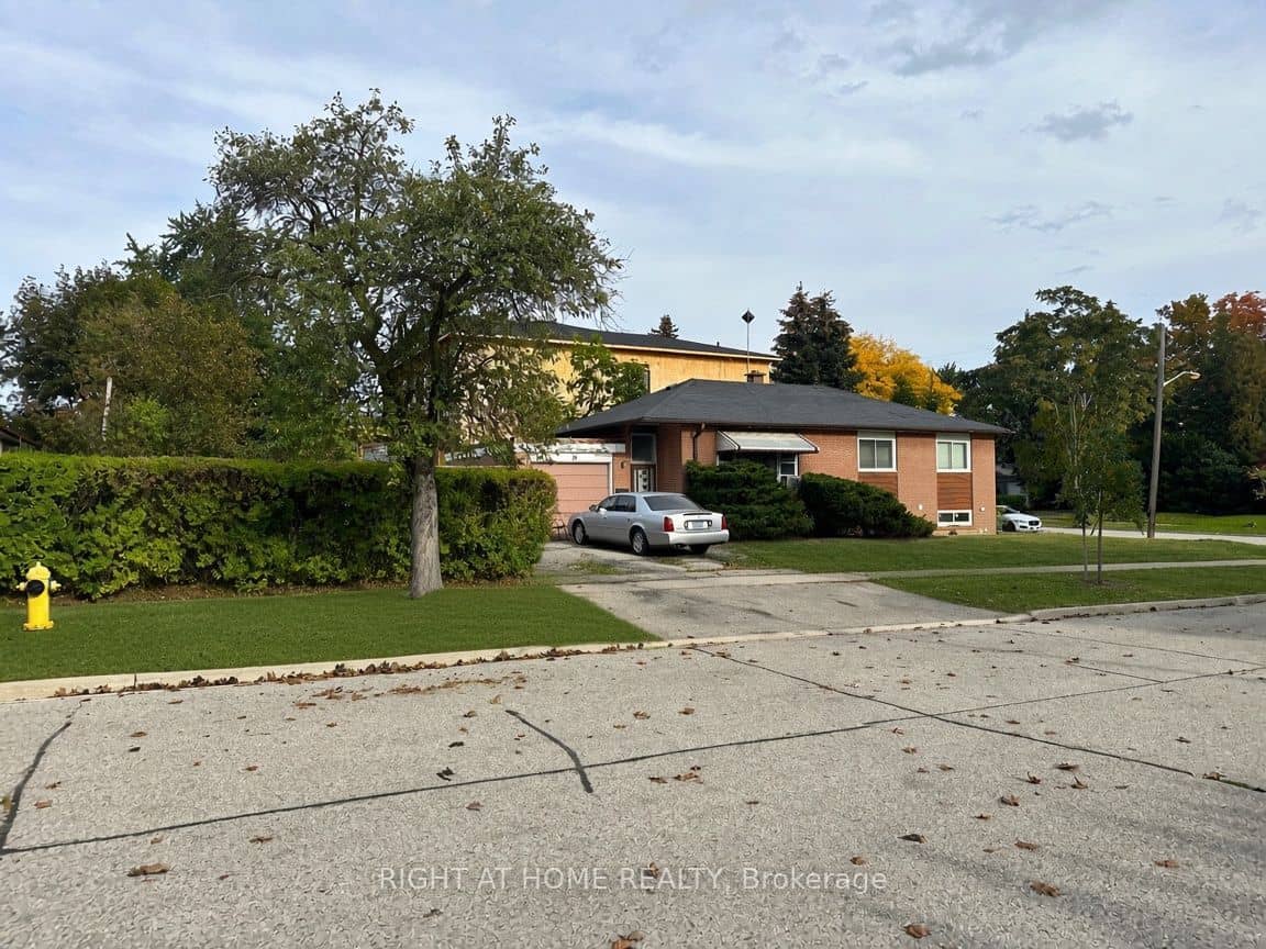 19 Upminster Crescent, Toronto, ON M9B 5W1