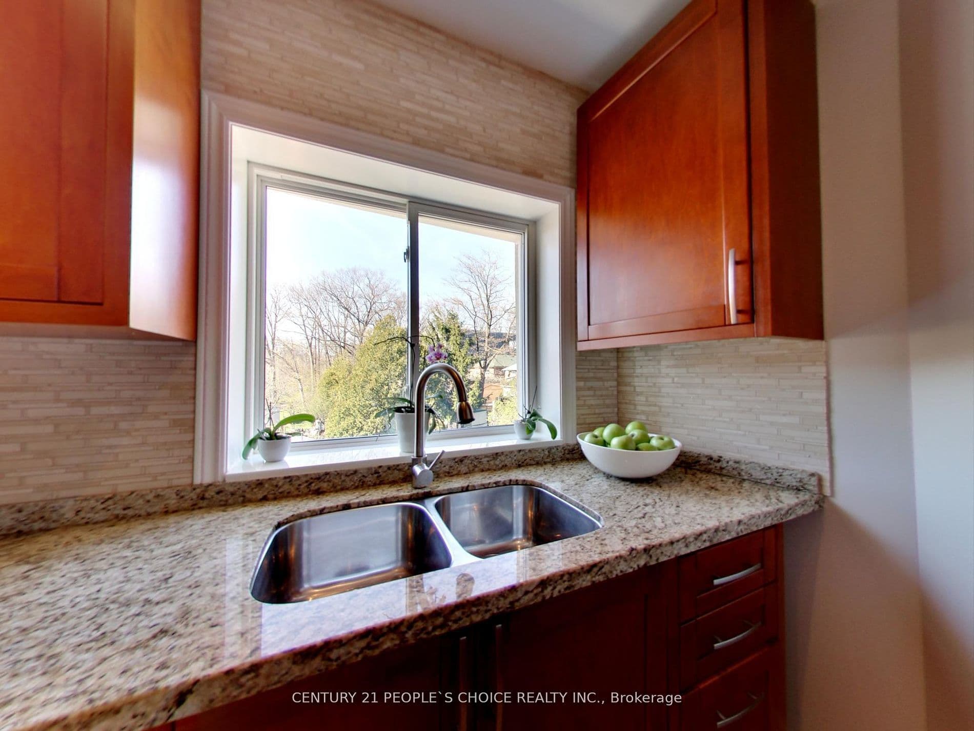 63 Stephen Drive, Toronto, ON M8Y 3M8