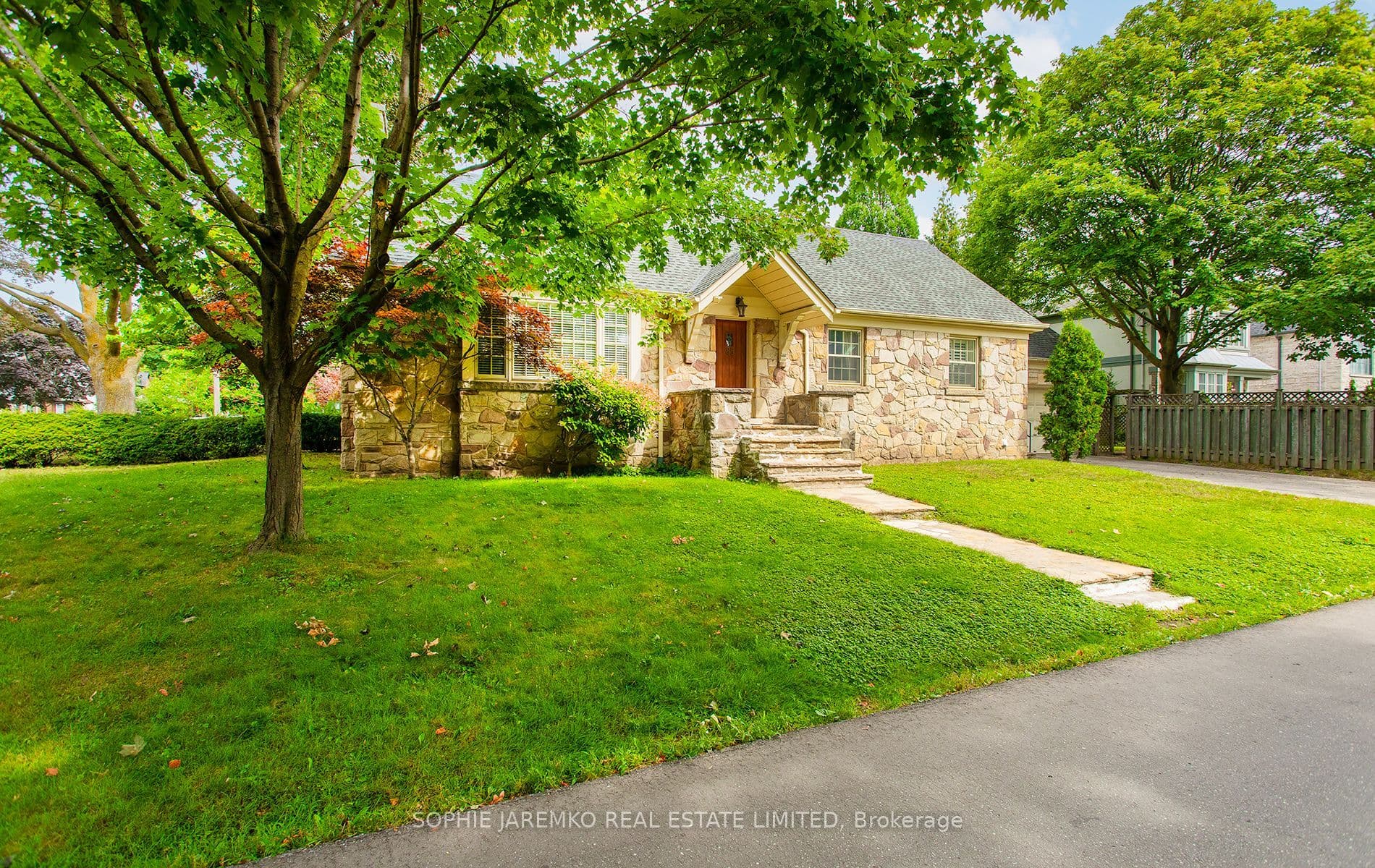 85 Brentwood Road S, Toronto, ON M8Z 3N4