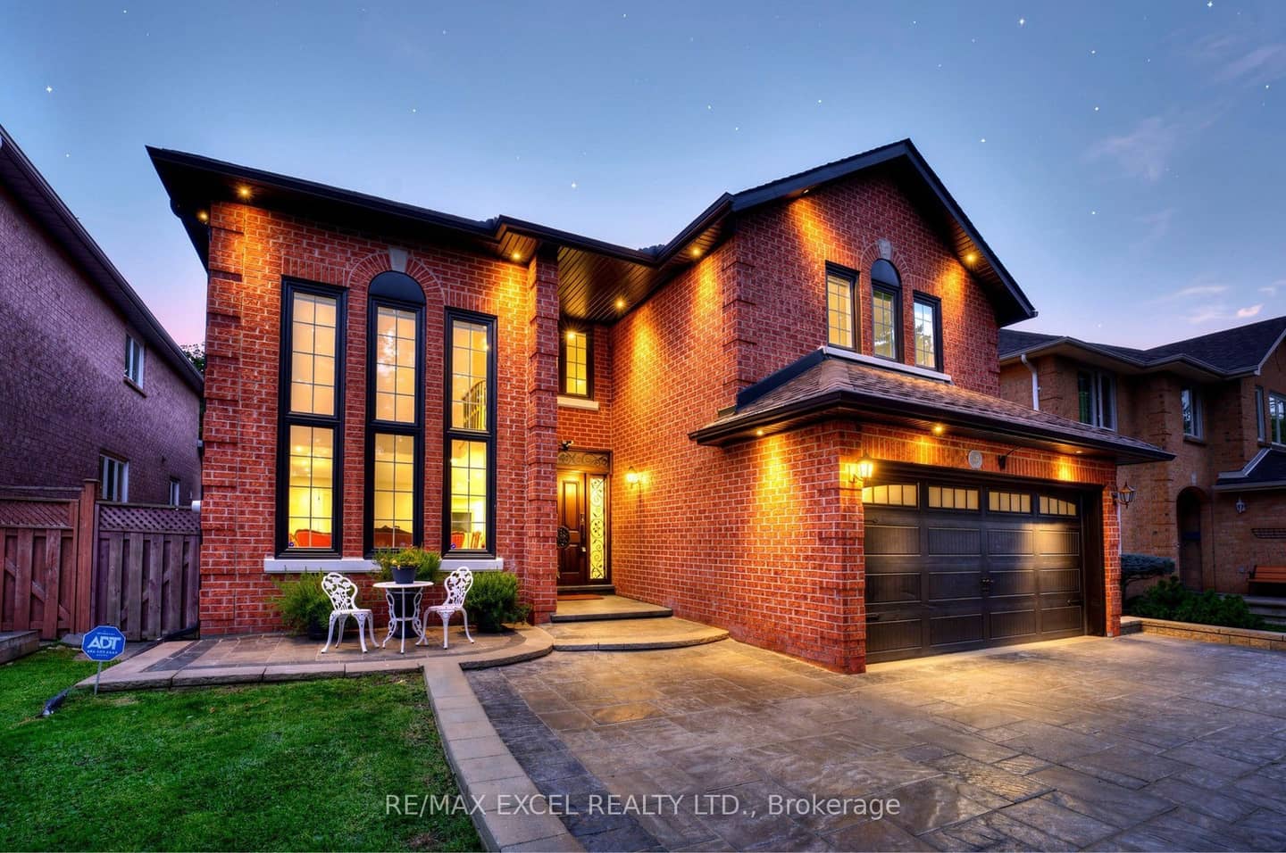 2B Trinity Crescent, Richmond Hill, ON L4B 2S4