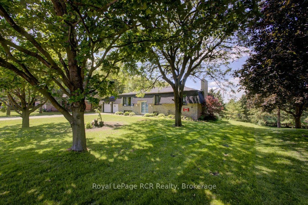15 Booth Street E, Mapleton, ON N0G 2K0