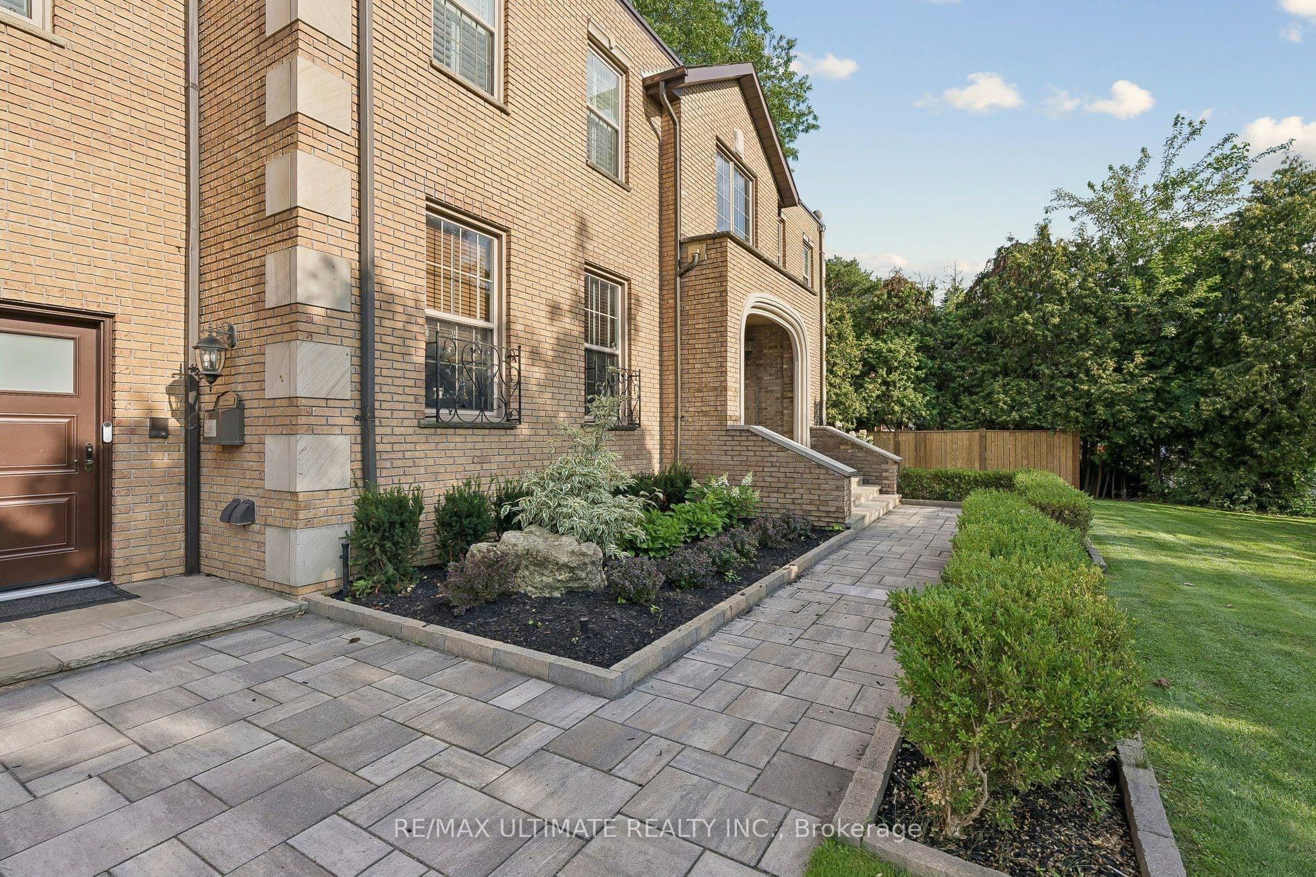 1 Versailles Court, Toronto, ON M3B 2A8